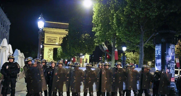 Dispositif de sécurité nocturne avec l'Arc de Triomphe en toile de fond.