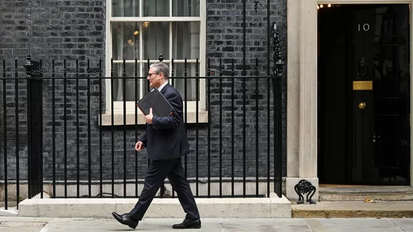 Un homme d'affaires passant devant le 10 Downing Street, résidence du Premier ministre britannique.
