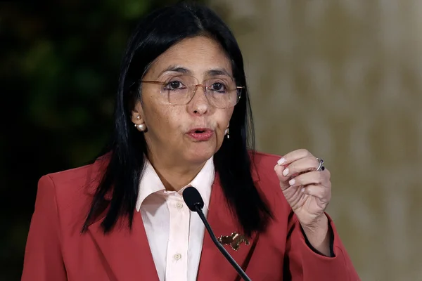 Delcy Rodríguez s'exprimant lors d'une conférence de presse.