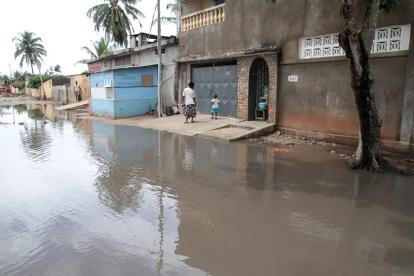 Une femme et un enfant observent les eaux de crue dans un quartier résidentiel de Lomé.