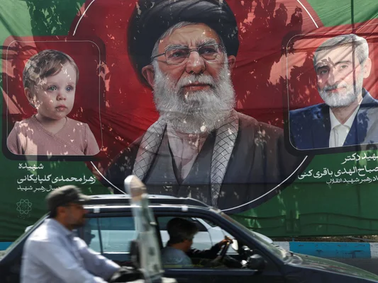 Panneau d'affichage à Téhéran rendant hommage à l'ayatollah Khamenei.