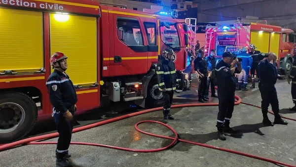Pompiers et secouristes lors d'une intervention de nuit sur un incendie.