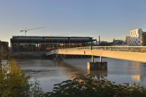 La passerelle reliant l'île de Nantes au palais de justice.