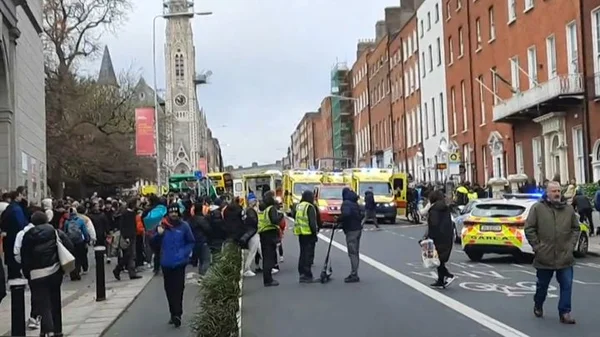 Ambulances et véhicules de police rassemblés à Dublin après l'attaque au couteau.