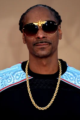 Snoop Dogg, lunettes aviateur et chaîne en or.