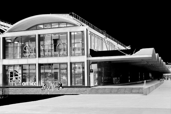 Vue extérieure de Station F, le plus grand campus de startups au monde, situé dans le 13e arrondissement de Paris.