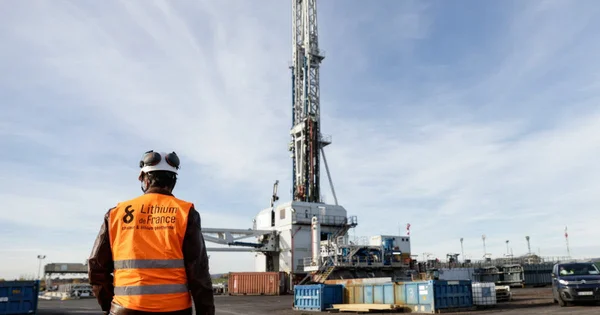 Sur le site de Schwabwiller, un employé de Lithium de France devant la foreuse.