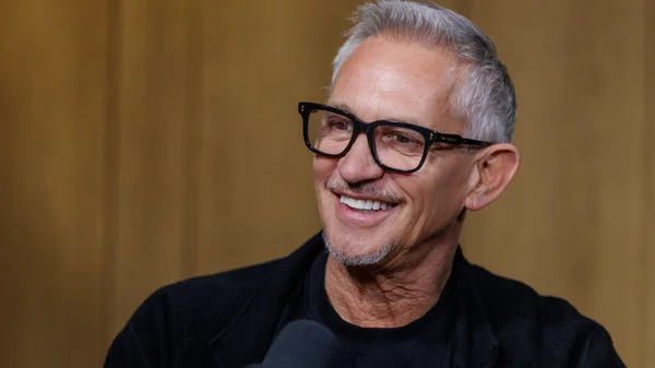 Gary Lineker, ancien footballeur et présentateur, faisant partie des millionnaires demandant une hausse d'impôts.