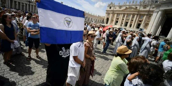 Manifestation de soutien au Nicaragua sur la place Saint-Pierre au Vatican.