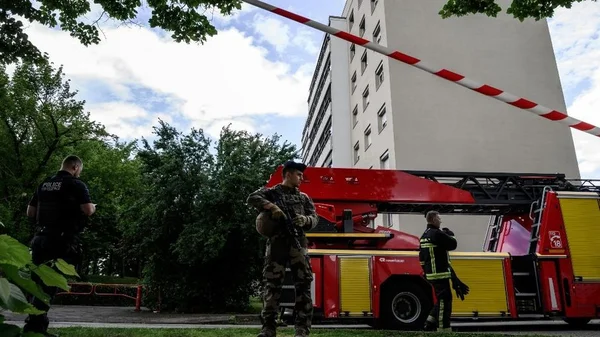 Forces de l'ordre et pompiers sur les lieux de l'incendie criminel à Décines-Charpieu.