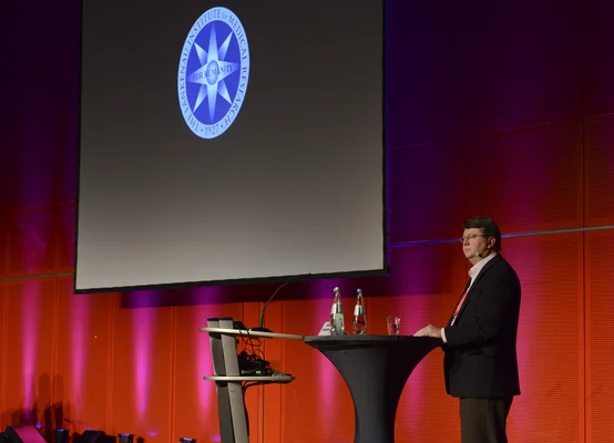 George C. Prendergast présentant à la conférence CIMT 2013, avec le logo du Vaincre Institute for Medical Research.