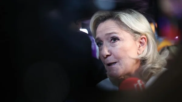 Marine Le Pen prenant la parole dans un micro, six jours avant son jugement.