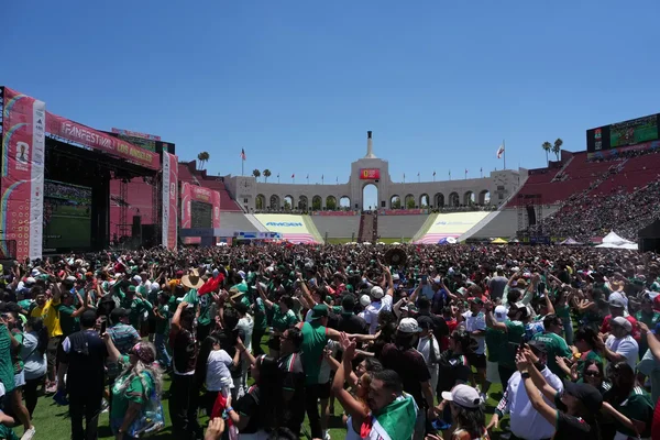 Foule de supporters lors d'un FanFest de la Coupe du monde 2026 au Los Angeles Memorial Coliseum.