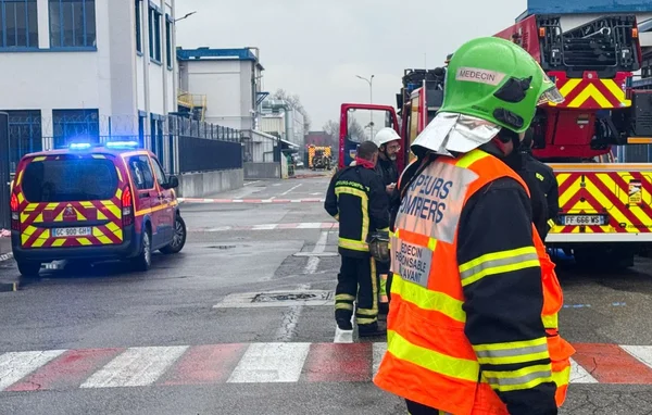 Pompiers mobilisés près du site KNDS menacé par un incendie dans le Cher.
