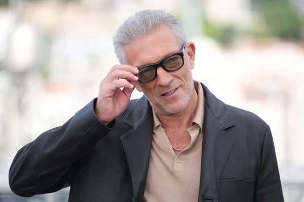 Vincent Cassel, star surprise du clip de Charli XCX, photographié en portrait.