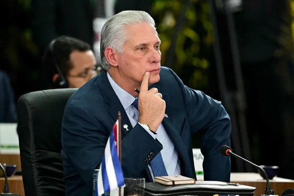 Le président cubain Miguel Díaz-Canel dans une pose songeuse lors d'une conférence.