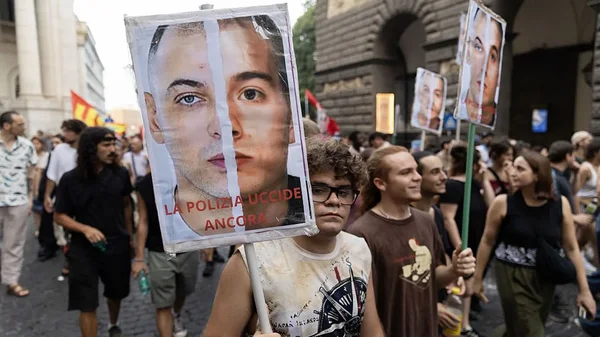 Manifestation de colère à Bologne : des pancartes dénoncent la violence policière après la mort d'un Marocain.