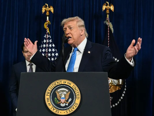 Donald Trump s'exprimant depuis le pupitre présidentiel, affirmant que les États-Unis pourraient garder des années le contrôle du Venezuela et de son pétrole.