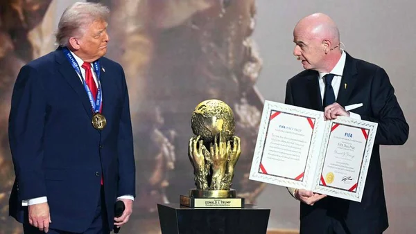 Donald Trump recevant le Prix de la Paix de la FIFA des mains de Gianni Infantino.
