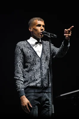 Stromae en pleine performance au Ardèche Aluna Festival.