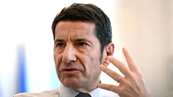 David Lisnard s'exprimant avec un geste de la main, lors d'une annonce.
