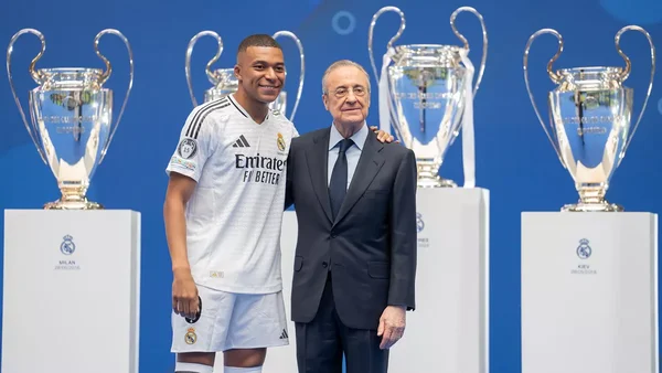 Kylian Mbappé présenté au Real Madrid avec le président Florentino Pérez.