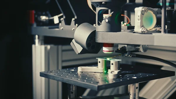 Machine industrielle de précision pour le traitement de composants semi-conducteurs.