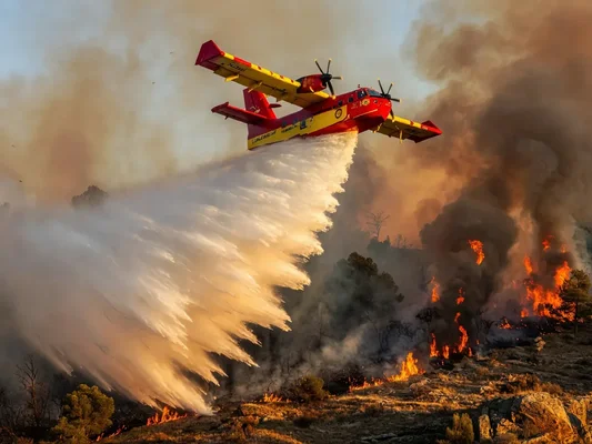 Un Canadair CL-415 largue de l'eau sur l'incendie de forêt en Aragon, dans le nord-est de l'Espagne.