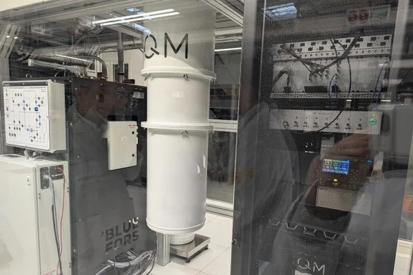 Système quantique IQM Spark dans un environnement de laboratoire chez Eviden.