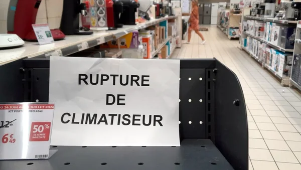 Rayon de climatiseurs vide dans un magasin à Toulouse, en pleine canicule.