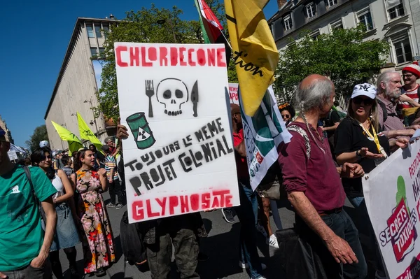 Pancarte dénonçant le chlordécone et le glyphosate lors d'une manifestation.
