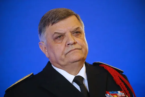 Christian Lambert, ancien patron du RAID, en uniforme d'apparat.