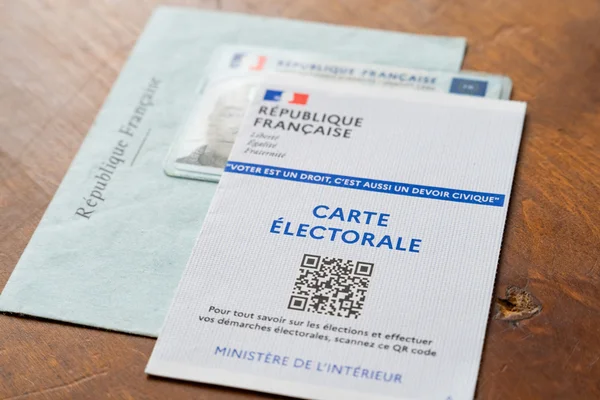 Carte électorale et carte d'identité, documents indispensables pour voter.