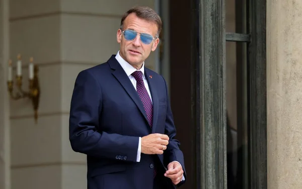 Un membre de la délégation française ajuste sa tenue avant une rencontre à Damas.