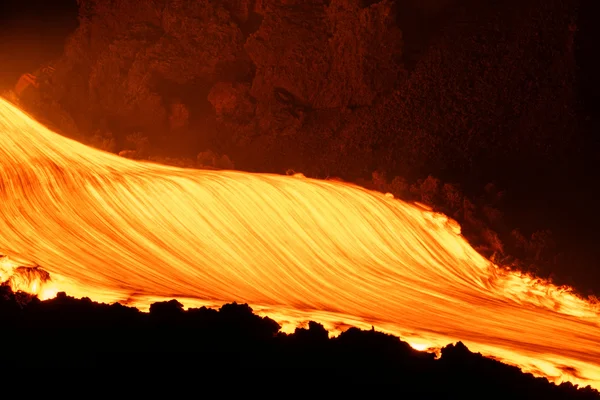 Rivière de lave en fusion sur les pentes de l'Etna.