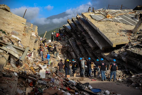 Des secouristes fouillent les décombres d'un immeuble effondré après le double séisme au Venezuela.