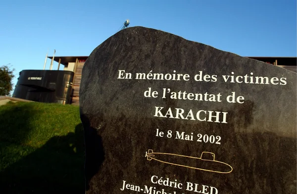 Plaque commémorative des victimes de l'attentat de Karachi (8 mai 2002) au Pakistan.