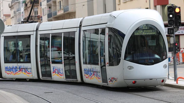 Tramway lyonnais aux motifs colorés, destination La Doua I.U.T. Feyssine.