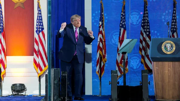 Donald Trump, les poings levés, lors d'un rassemblement patriotique.