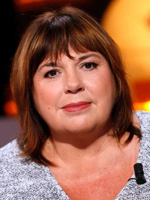 Portrait de Michèle Bernier, actrice principale de la série La Stagiaire.