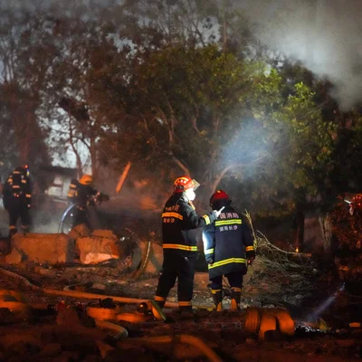 Des pompiers chinois interviennent après une explosion dans une usine de feux d'artifice.