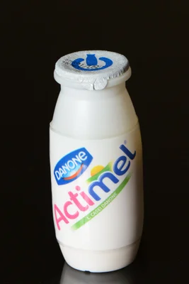 Bouteille d'Actimel de Danone, lait fermenté probiotique.