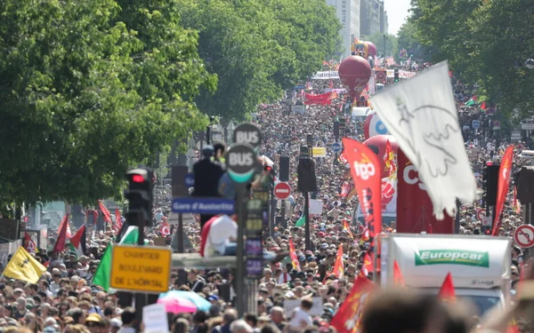 Manifestation massive sur un boulevard parisien lors d'un appel à la mobilisation dans la fonction publique.