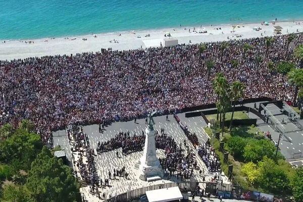 Des milliers de personnes réunies sur la Promenade des Anglais pour la marche en hommage aux victimes de l'attentat du 14 juillet 2016.
