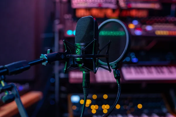 Microphone de studio professionnel, symbole de l'industrie musicale au cœur du procès.