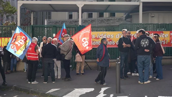 Nouvelle manifestation de salariés d'Orange et de la CGT réclamant la réouverture du site et le retour des employés.