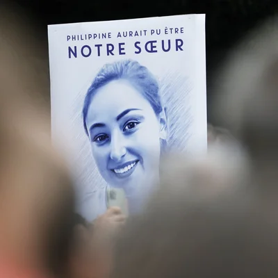 Pancarte hommage à Philippine lors d'un rassemblement.