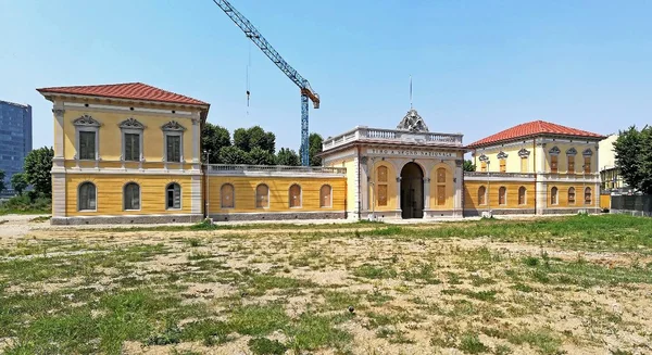 Le bâtiment historique du Tiro a Segno Nazionale, futur consulat américain, avec une grue de construction en arrière-plan.