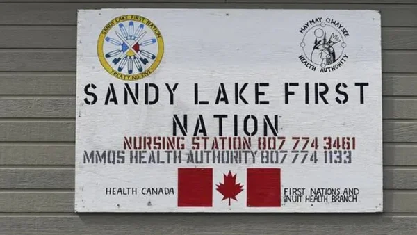 Pancarte de la Première Nation de Sandy Lake, en Ontario, où les ressources pour lutter contre les incendies sont insuffisantes.