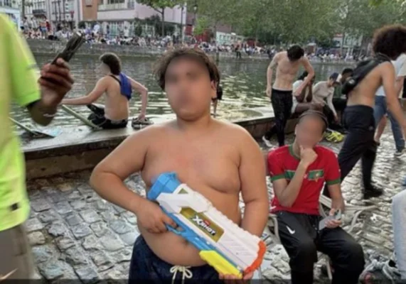 Scène au canal Saint-Martin : un jeune homme brandit un pistolet à eau géant, évoquant les agissements de « La Douane ».